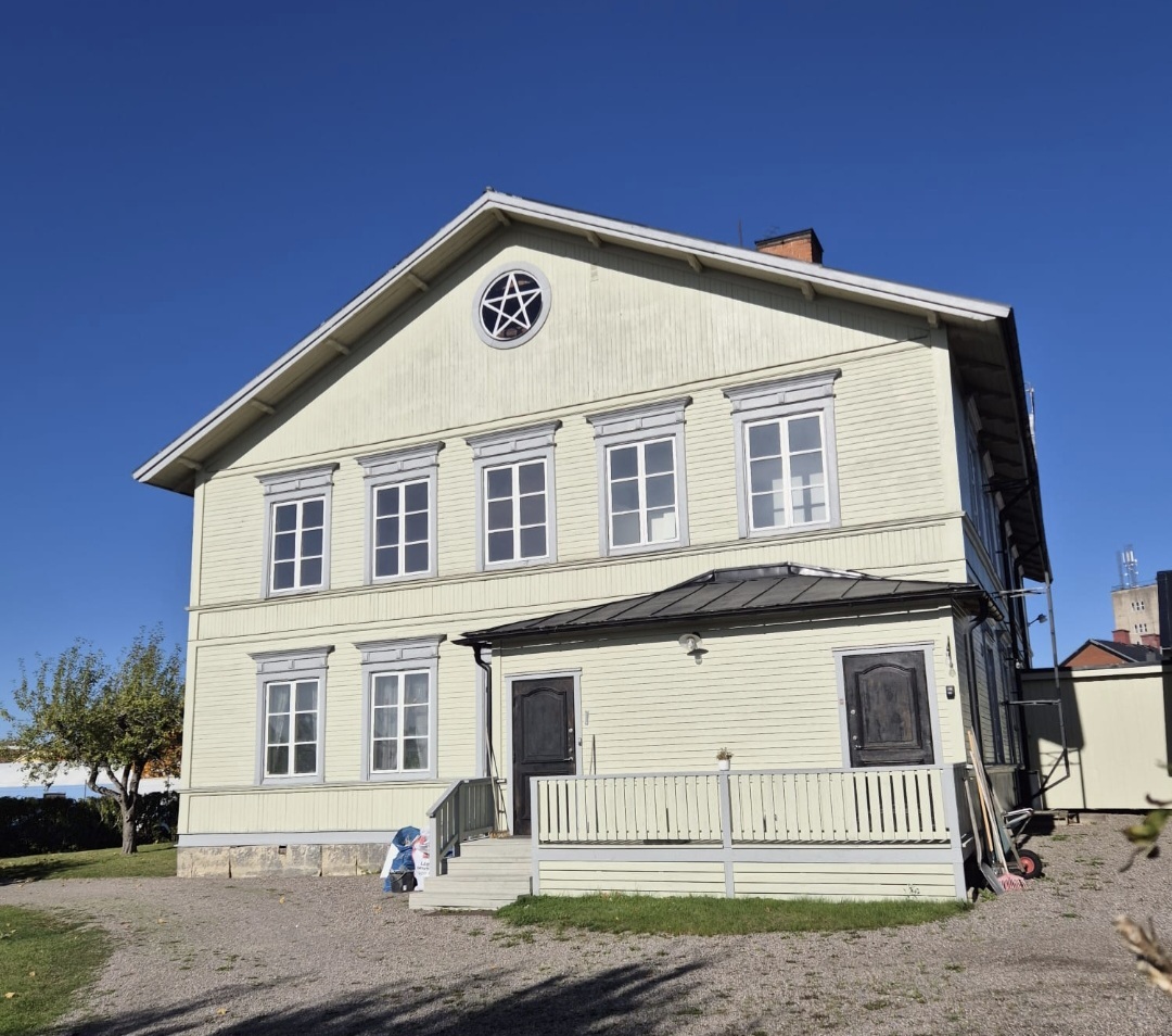 Huset ingång till höger